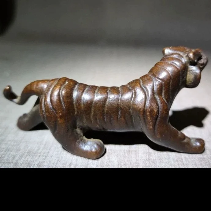 

Copper tiger mini style playthings, study decorations, pressure paper pen holders ceremony tea pets, animal ornaments