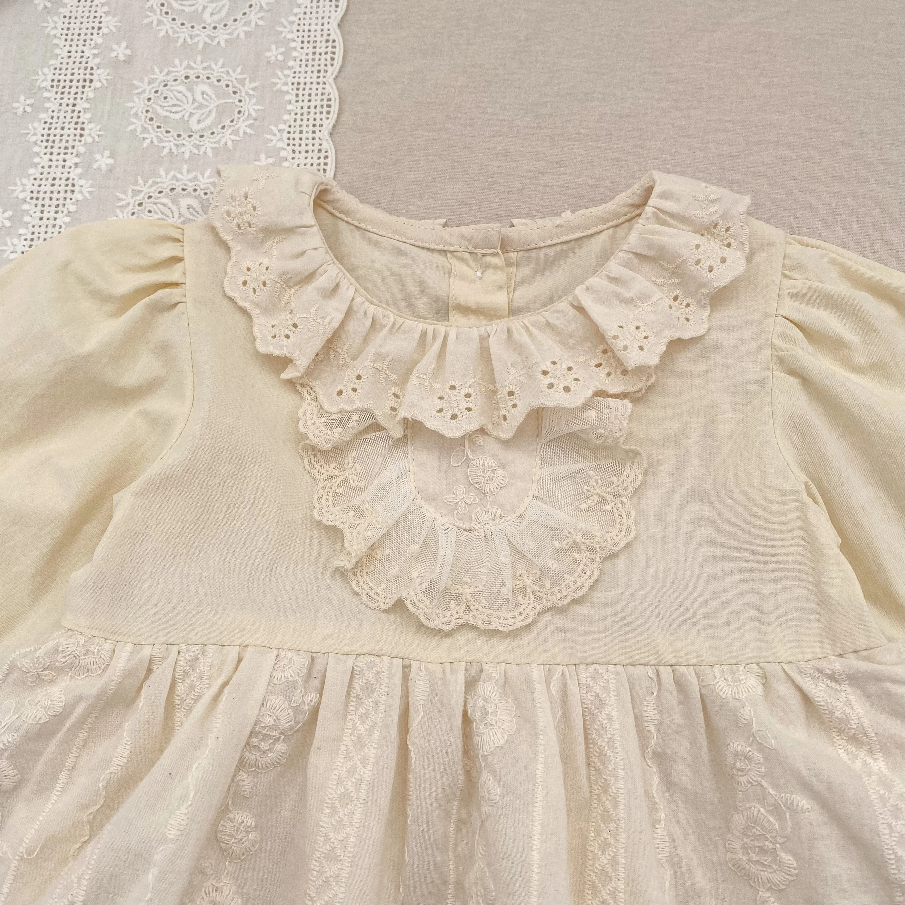 Baby-Mädchen-Strampler im Vintage-Stil mit Spitze, Rüschenkragen, langen Ärmeln, Baumwollrock mit Stickerei, Body, Neugeborenen- und Säuglings-Prinzessinnen-Outfit, 0–24 Monate. – Detail 7