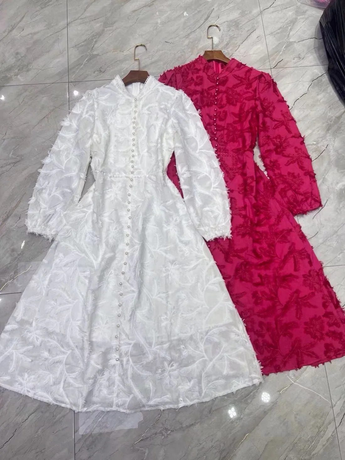 فستان ربيعي جديد عالي الجودة لعام 2026 فستان نسائي فاخر مطرز بالزهور بأزرار ديكو وأكمام طويلة فستان أبيض وأحمر #5