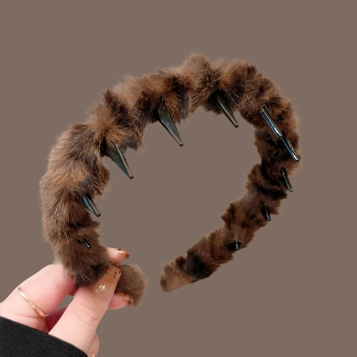 Fascia per capelli alta calva in peluche con stampa leopardata di lusso esagerata, elegante, comoda da usare con un fermaglio per capelli antiscivolo dentato
