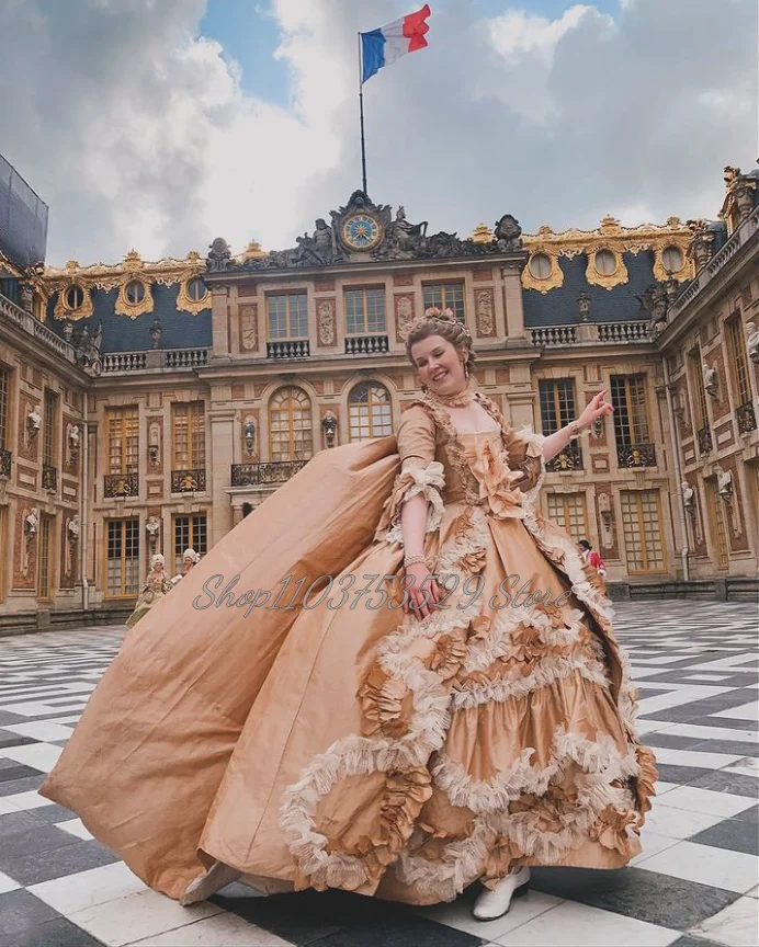 สีส้มซีดยุโรป Victorian พรหมชุดที่ละเอียดอ่อนสแควร์คอลูกไม้ครึ่งแขน 3D ดอกไม้จีบรัดตัว Lace Up Puffy ที่กําหนดเอง