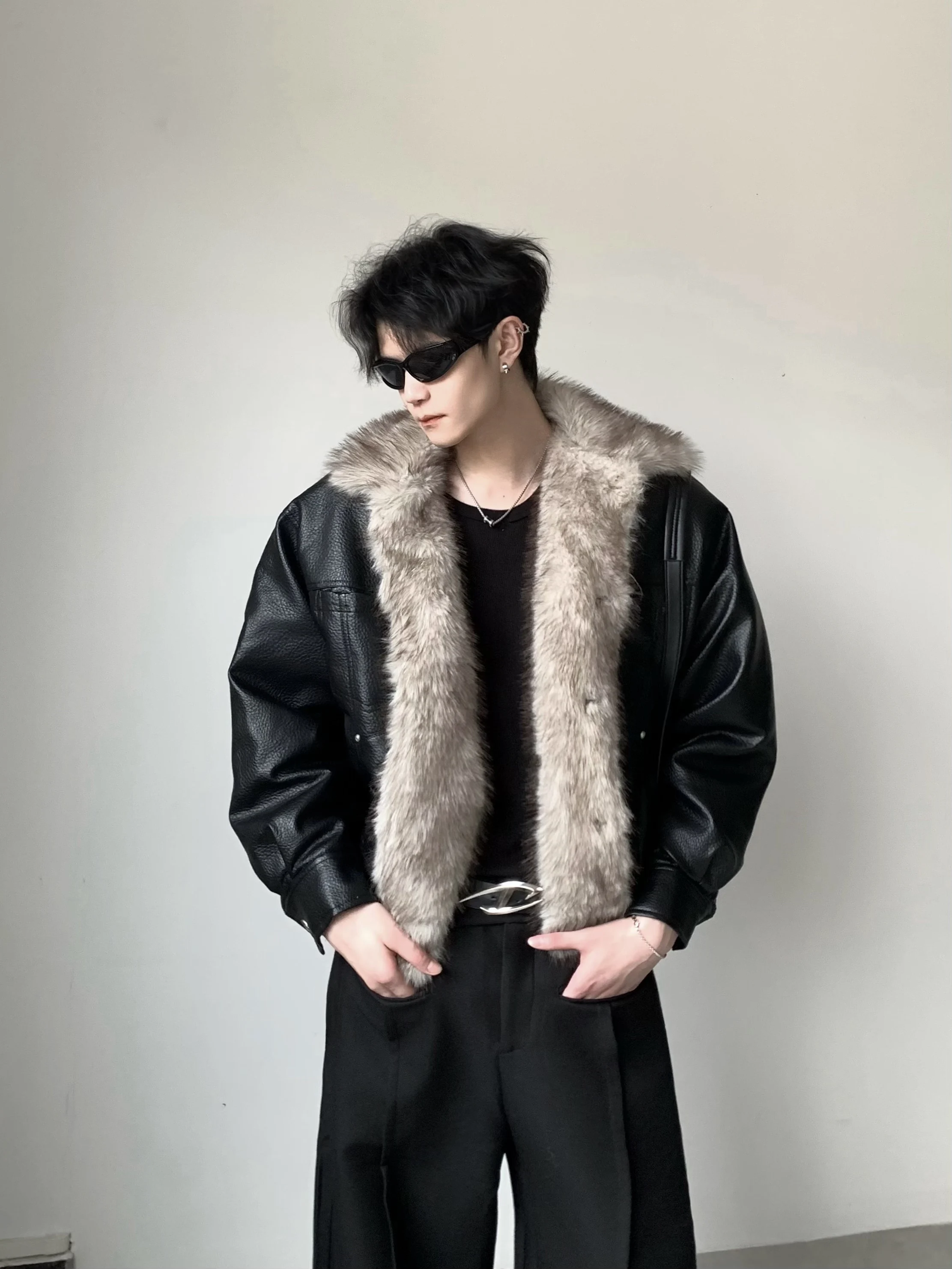 سترات رجالية جديدة لخريف 2025 سترات أنيقة راقية كبيرة بياقة من الفرو الصناعي سترات عصرية للرجال من جلد البولي يوريثان قطع علوية عصرية سميكة #3