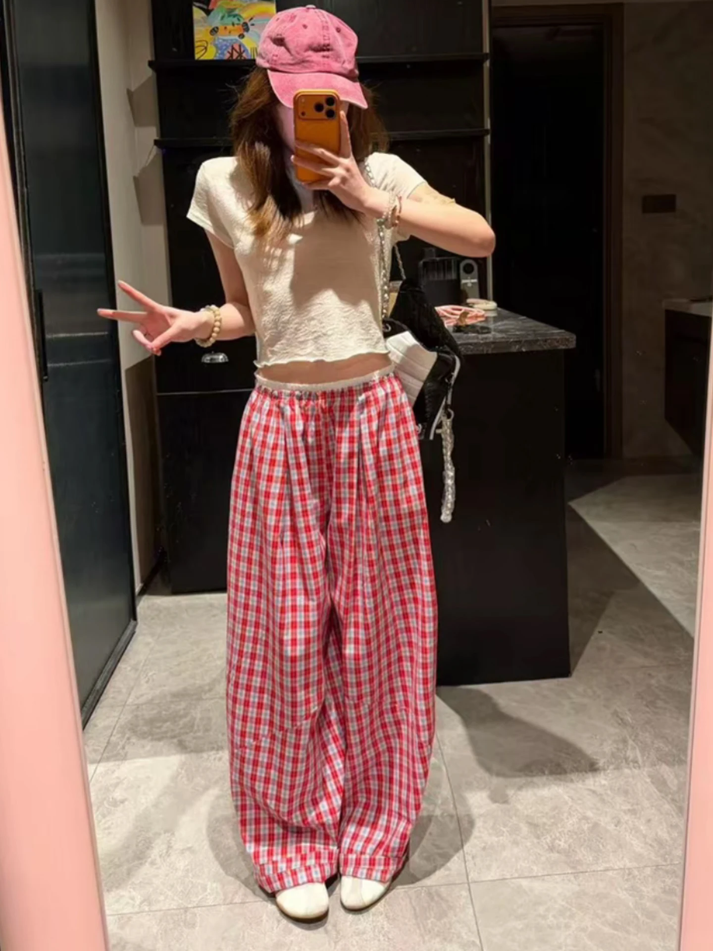 

Летний модный комплект для женщин: красные клетчатые брюки с широкими штанинами и футболка с коротким рукавом, комплект из двух предметов, высокая талия, круглый вырез, свободный крой.