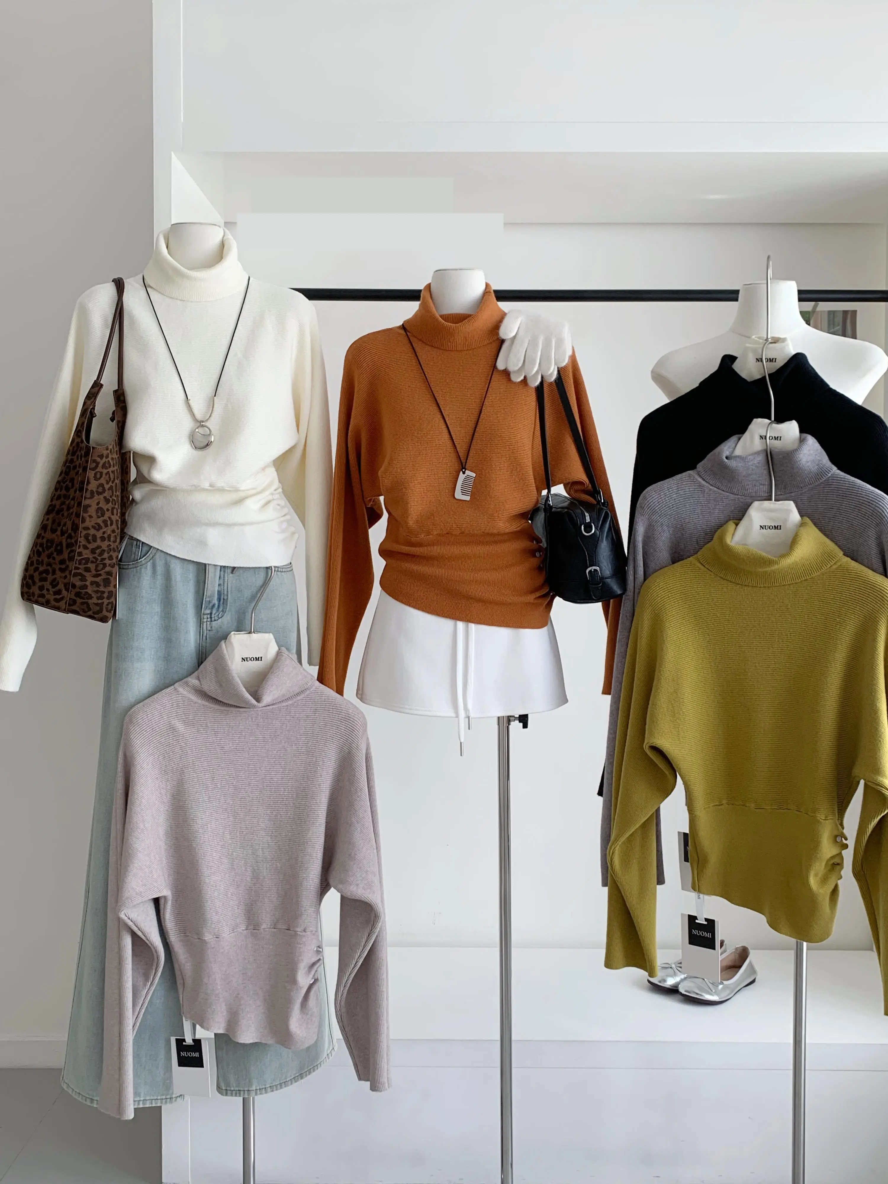 Damski elegancki sweter na jesień i zimę z marszczonym dekoltem, golfem, długim rękawem, jednolity kolor, luźny krój, podkreślający talię.