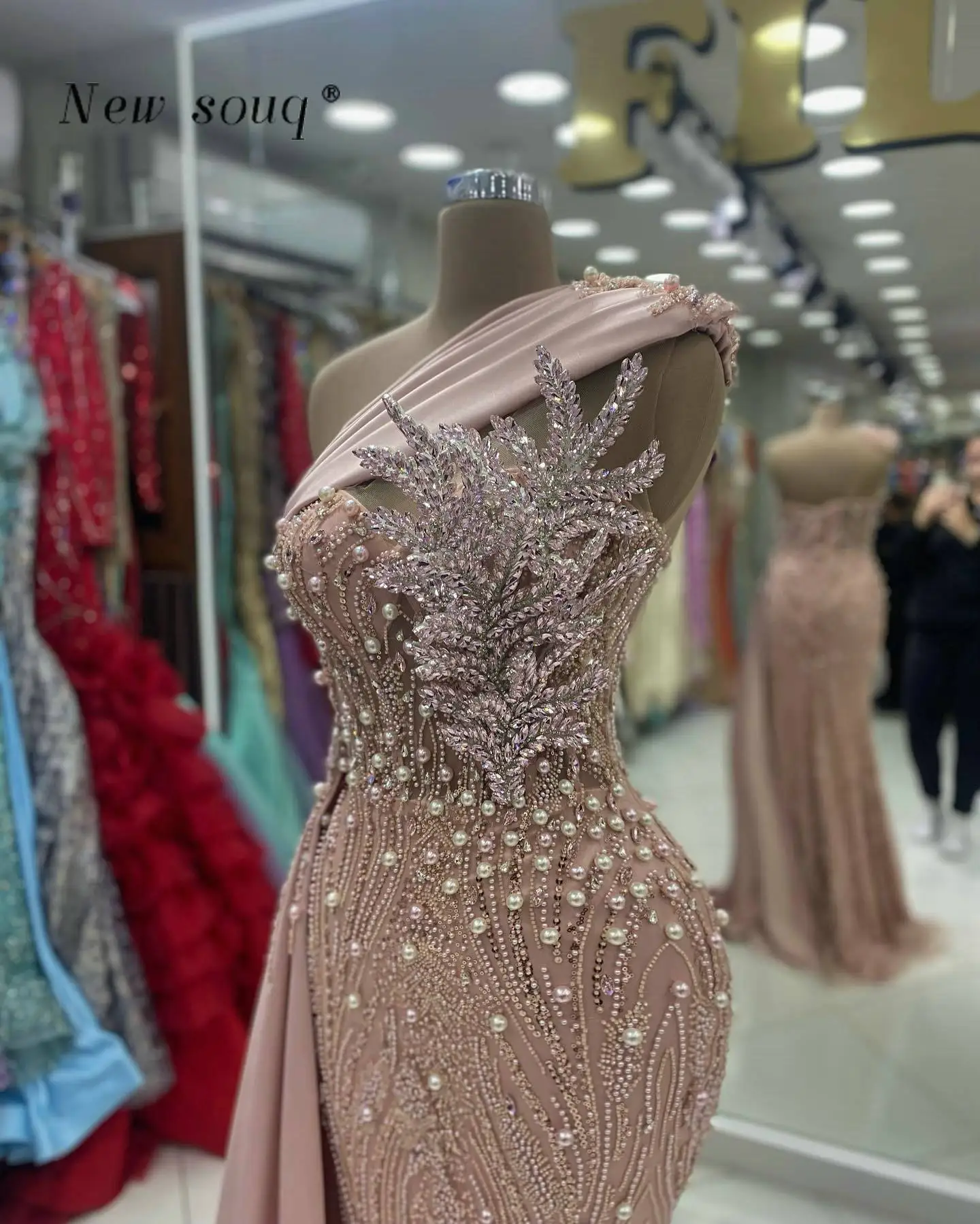 Vestidos de Noche de sirena con cola de satén lateral para niñas negras, vestidos de fiesta de graduación con perlas y cristales, color rosa y Nude, hechos a medida, 2024