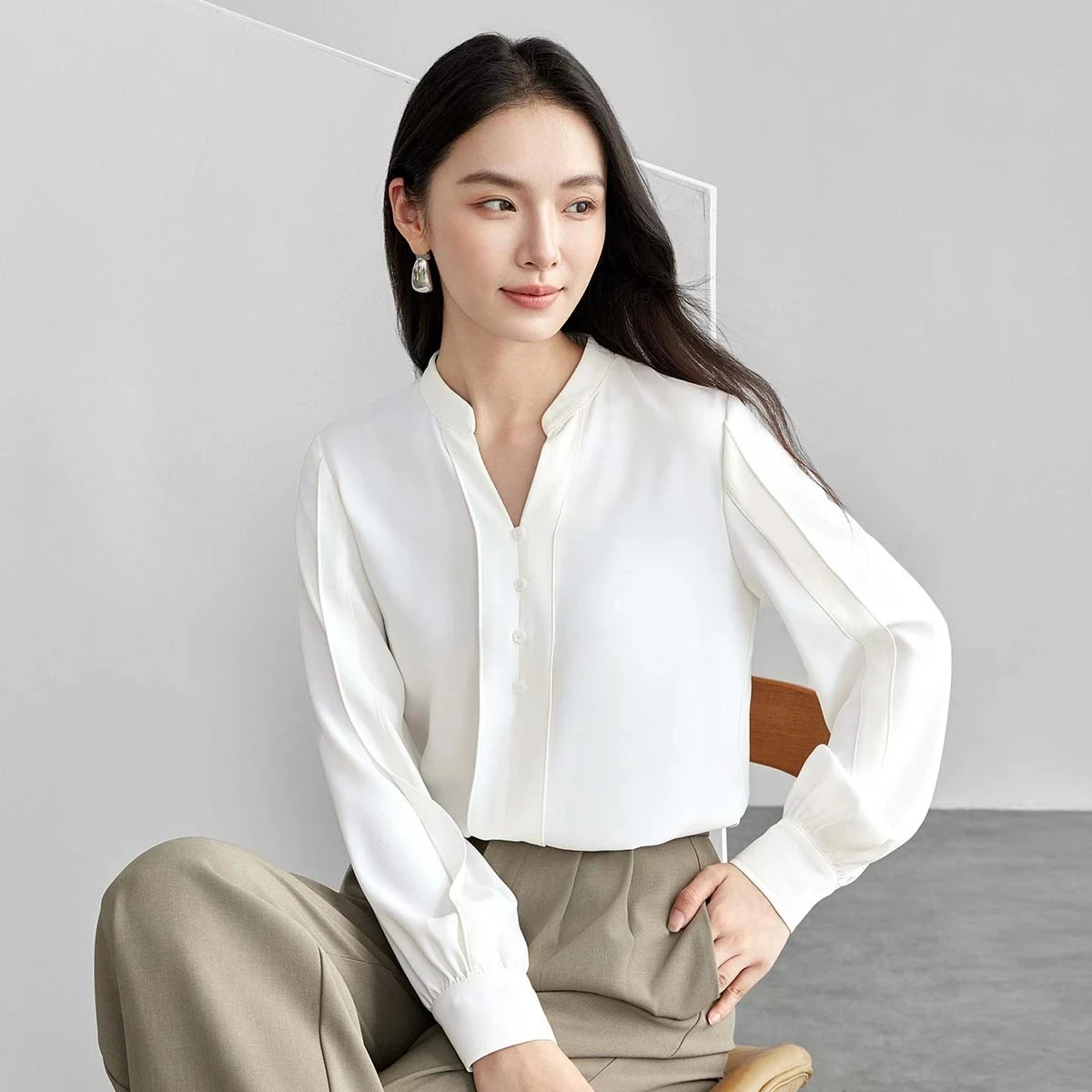 

SENTUBILA офисная женская рубашка с v-образным вырезом, женская осенняя новая темпераментная топ с длинными рукавами, повседневная узкая женская блузка 151C57783