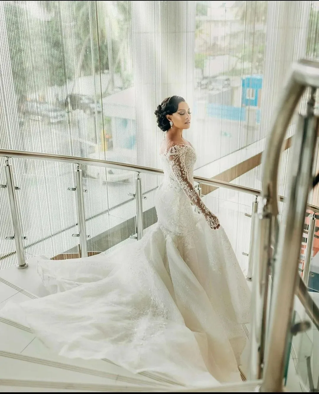 맞춤형 빈티지 쉬어 넥 아플리케 비즈 인어 웨딩 드레스 채플 트레인 로브 드 마리에 긴 소매 신부 가운