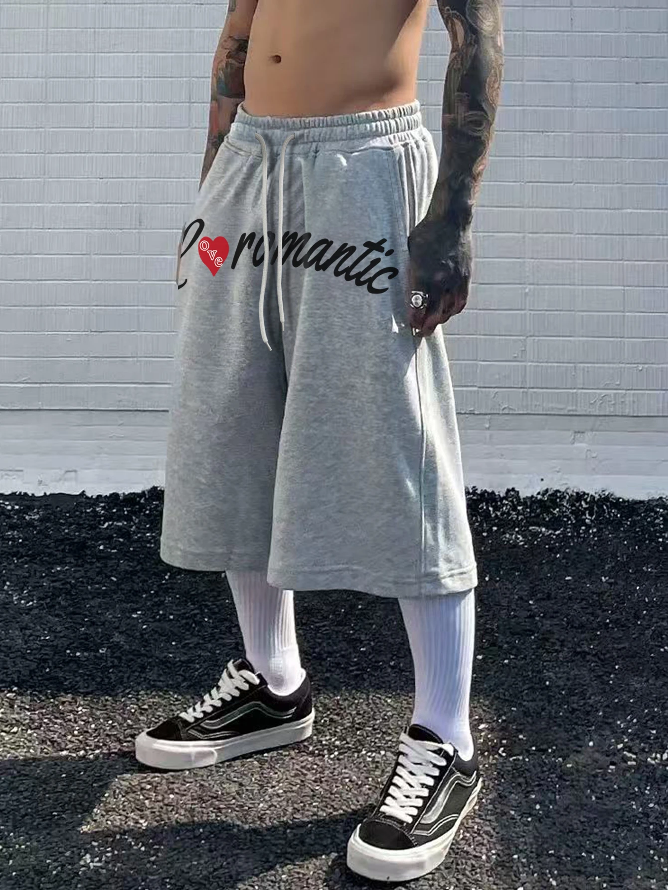 

【Y2K Streetwear Vibe! Men's Gray "Love Romantic" Print Shorts – Oversized Hip Hop Sweat Shorts, Summer Loose Fit Drawstring Pant