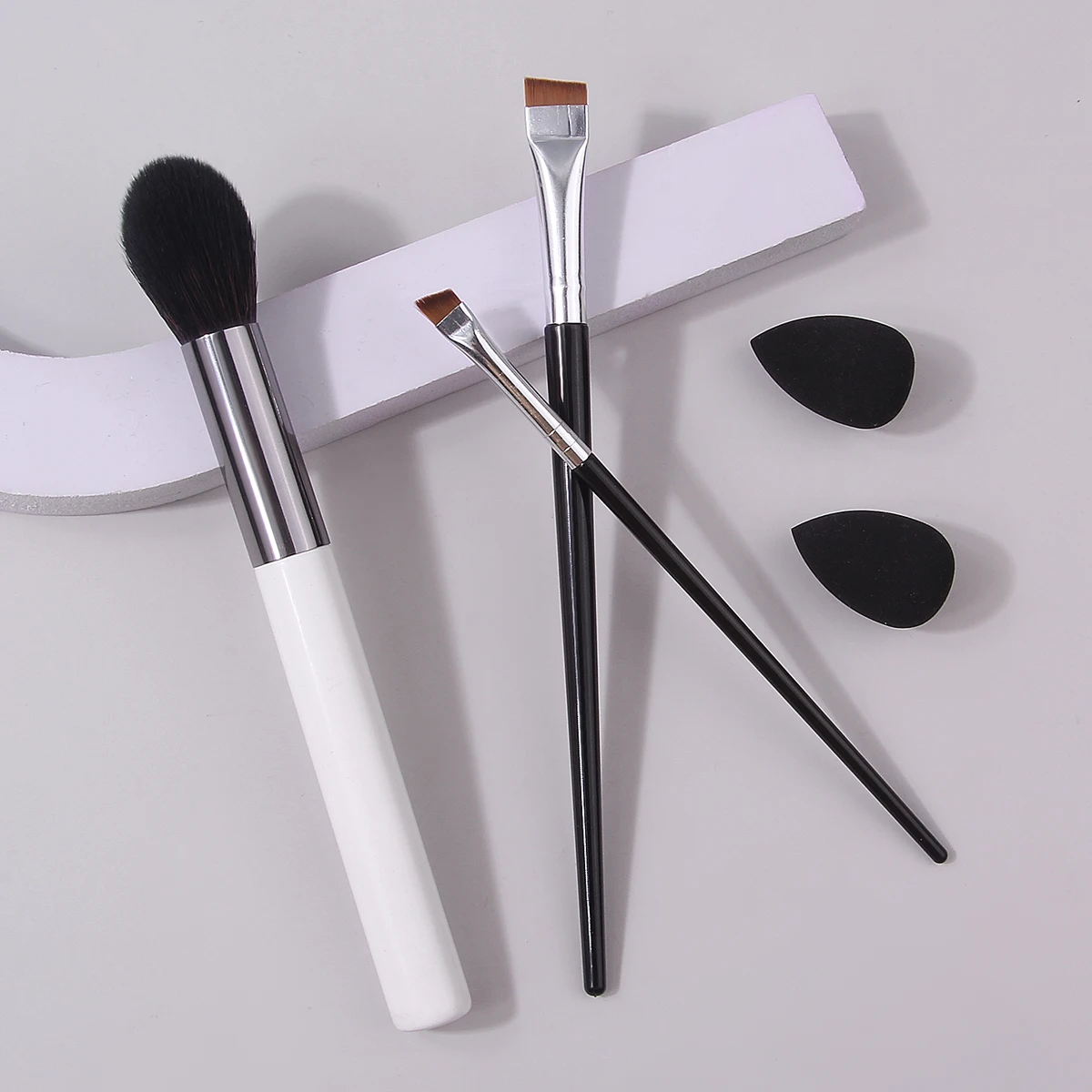 5Pcs Makeup Brush Set,Soft Hair for Flawless Coverage,Light Thin Easy‑to‑Blend Sharp Strokes Cosmetic Tools for Makeup Beginners