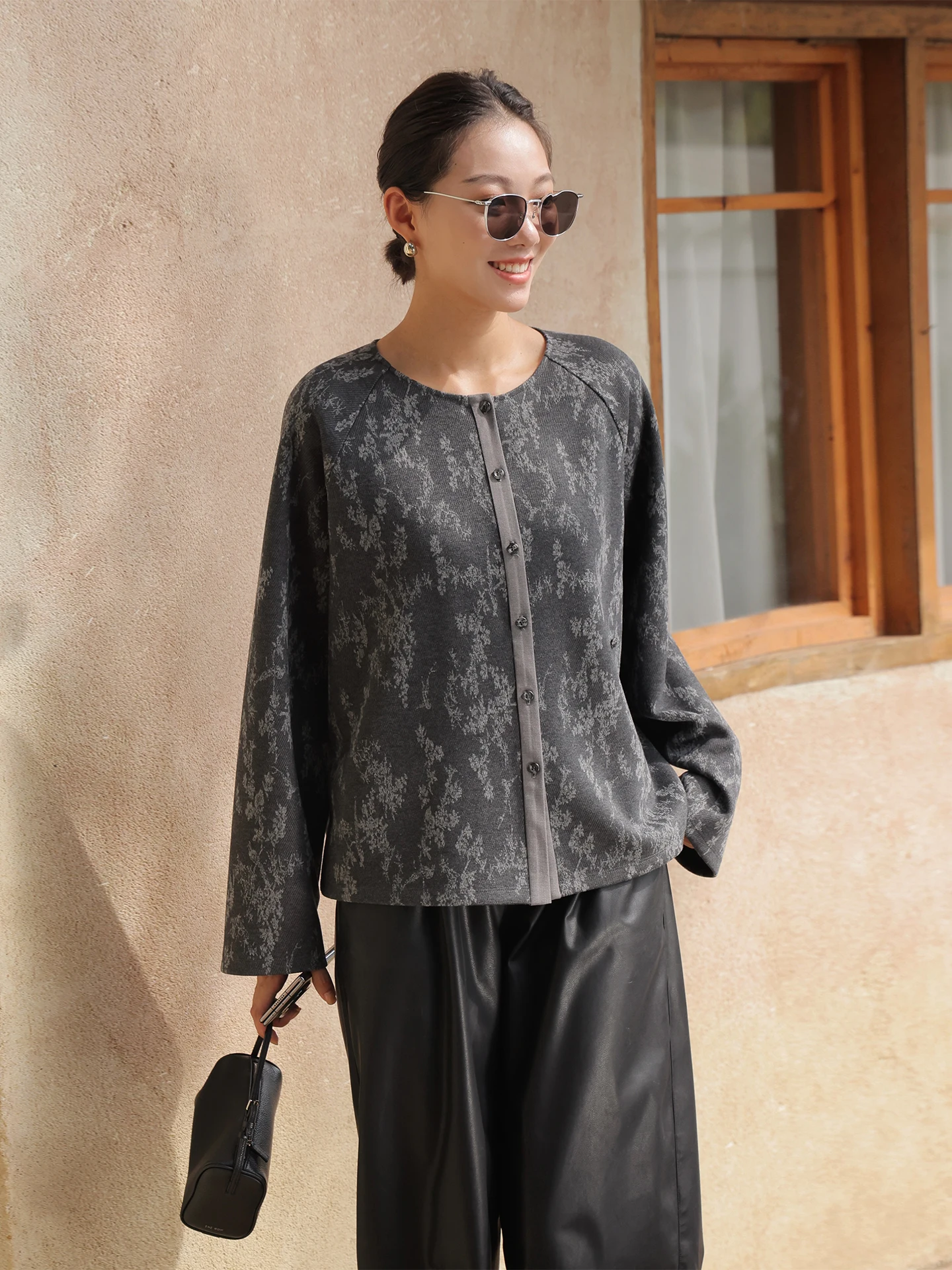 

Модный ретро-кардиган в китайском стиле с принтом, женский, с круглым вырезом, рукавами-колокол, на пуговицах, теплый, из полиэстера, вискозы и ацетата.