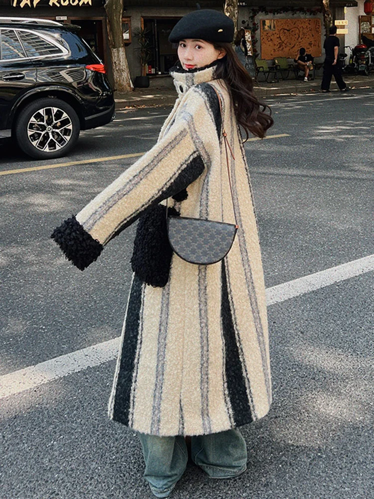 LANMREM 2024 Winter New Contrast Splicing Striped Woolen Coat For Women Single Breasted Thick Warm Overcoat Outdoor 2DB1061