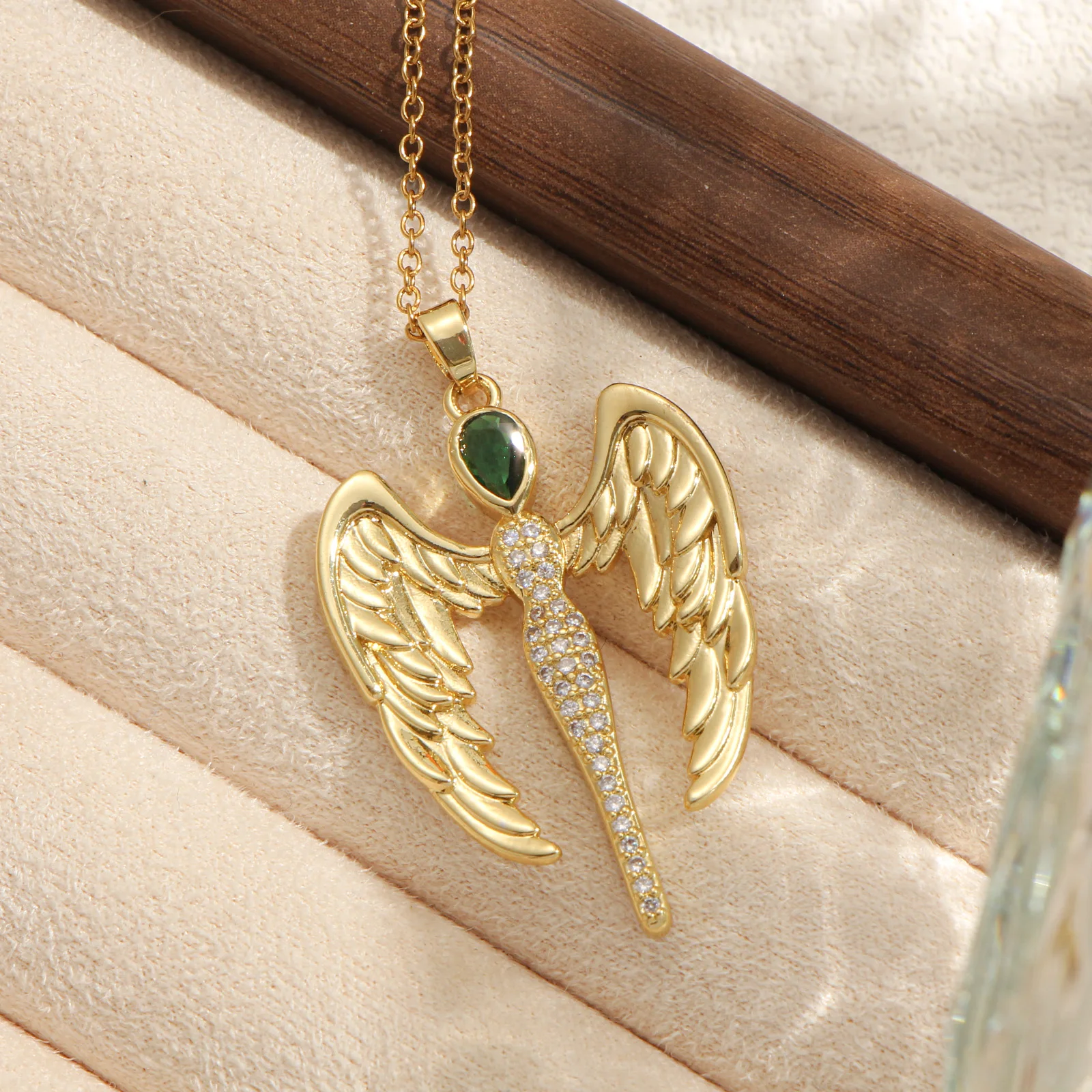 Goldene Engelsflügel-Anhänger-Halskette, tropfenförmig, grüner Zirkonia, eingelegt, Vintage, religiöser Schmuck, Geschenk für Frauen
