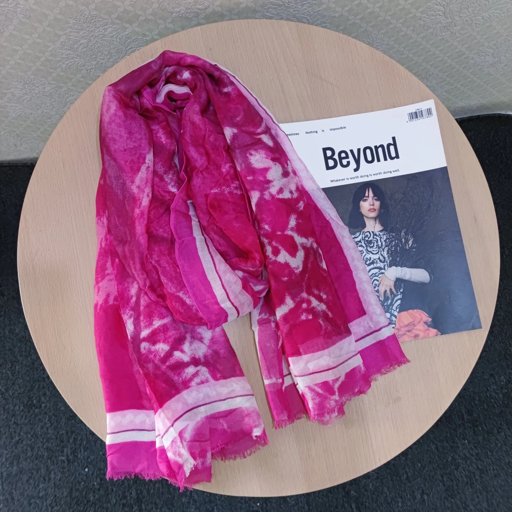 التجارة الخارجية الطلب الأصلي: منتج إسباني جديد: زخرفة عصرية مطبوعة مطرزة محبوكة، وشاح نسائي على الشاطئ