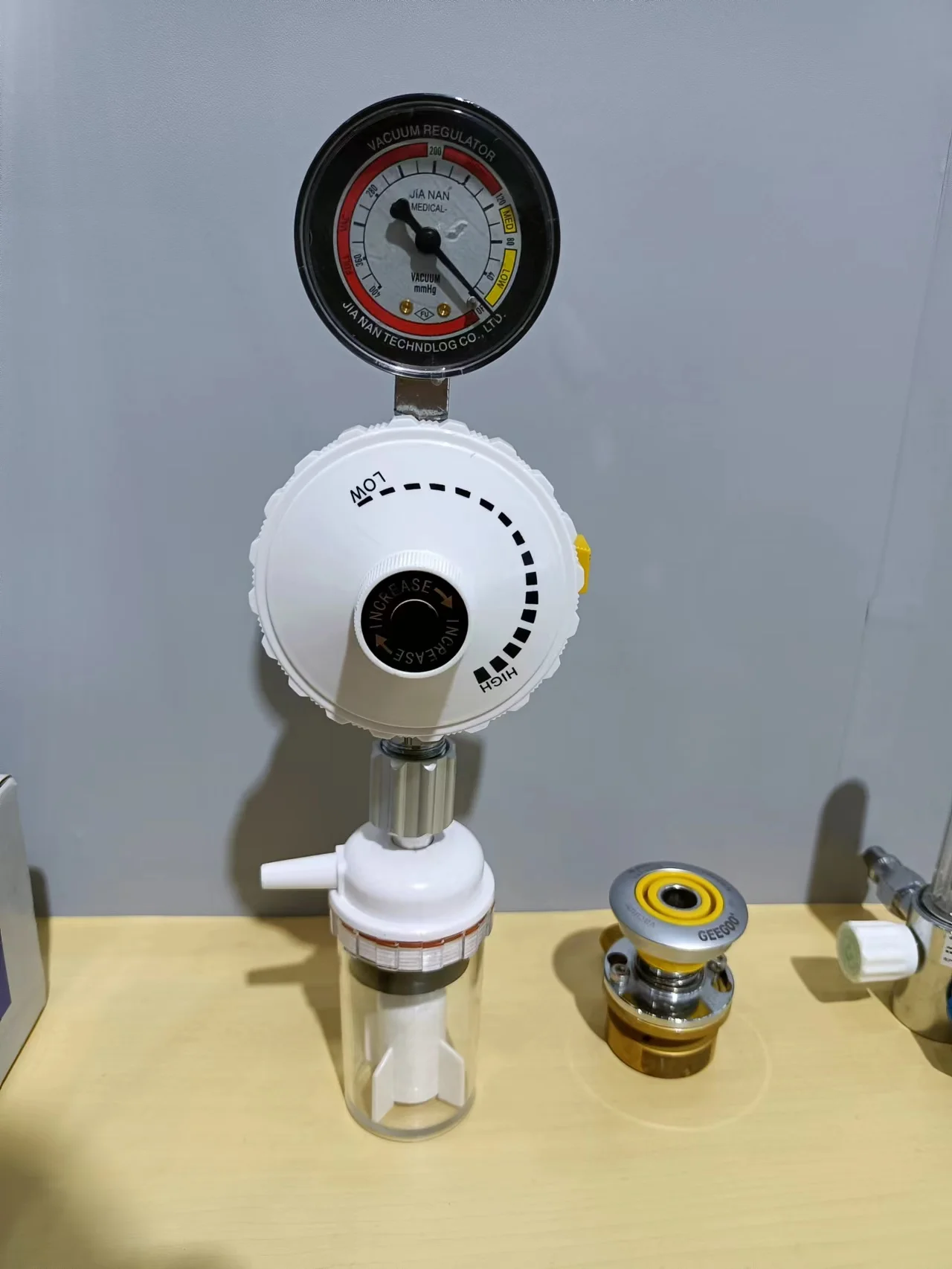 Medical Vacuum Regulator with   2L Suction Canister Vacuum Bottle fast shipping