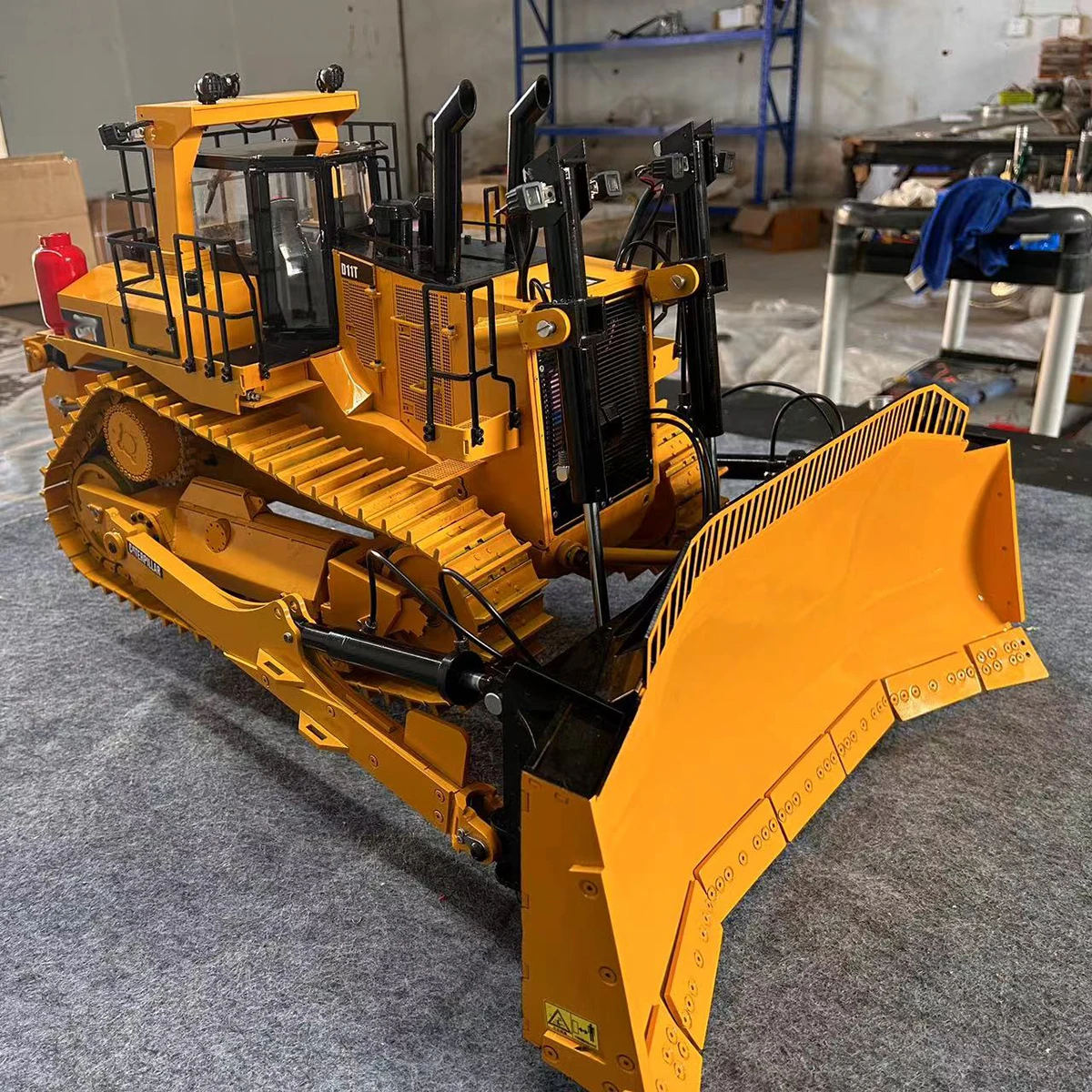 D11T RC Bulldozer 1/14 Bulldozer hidráulico modelo de Metal RTR con escalera eléctrica iluminación y sistema de sonido Control remoto coche de juguete