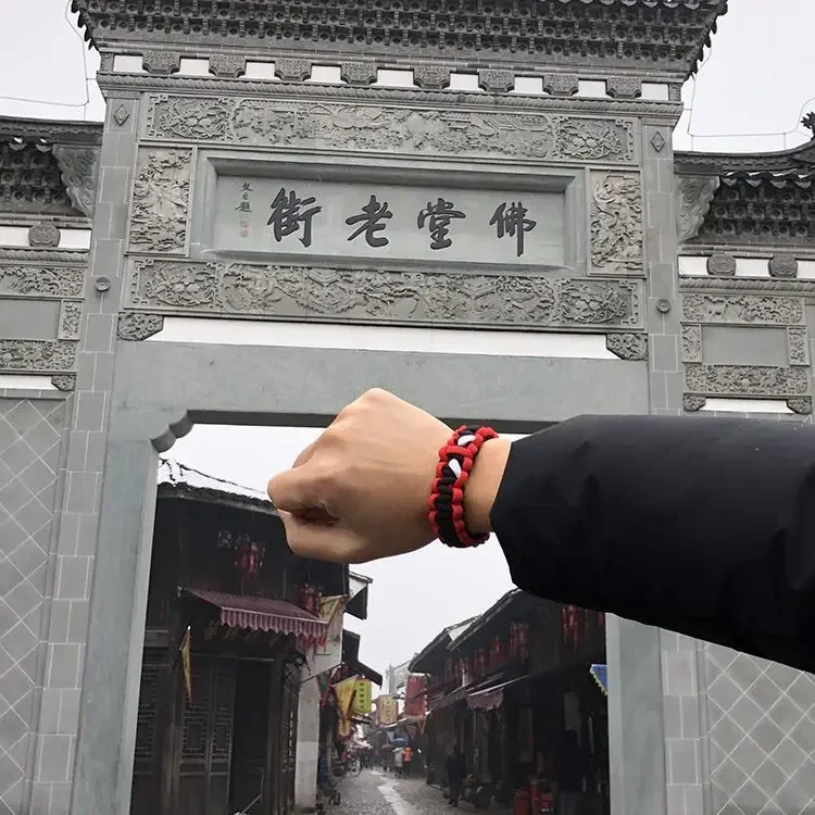 1 Uds. Pulseras de Anime Marvel Deadpool y Wolverine, juguetes luminosos, pulsera de hip hop, regalos de fiesta de Navidad para niños