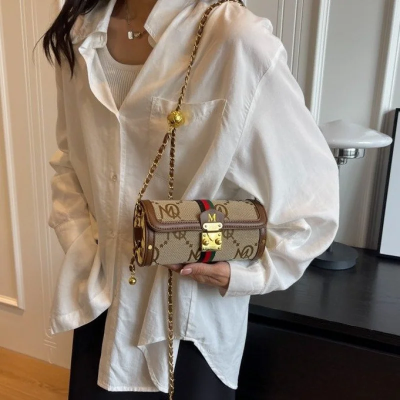 高級レザーで作られたハイエンドのレディース トートバッグ。高品質で有名な通勤スタイルを特徴としています。 ​