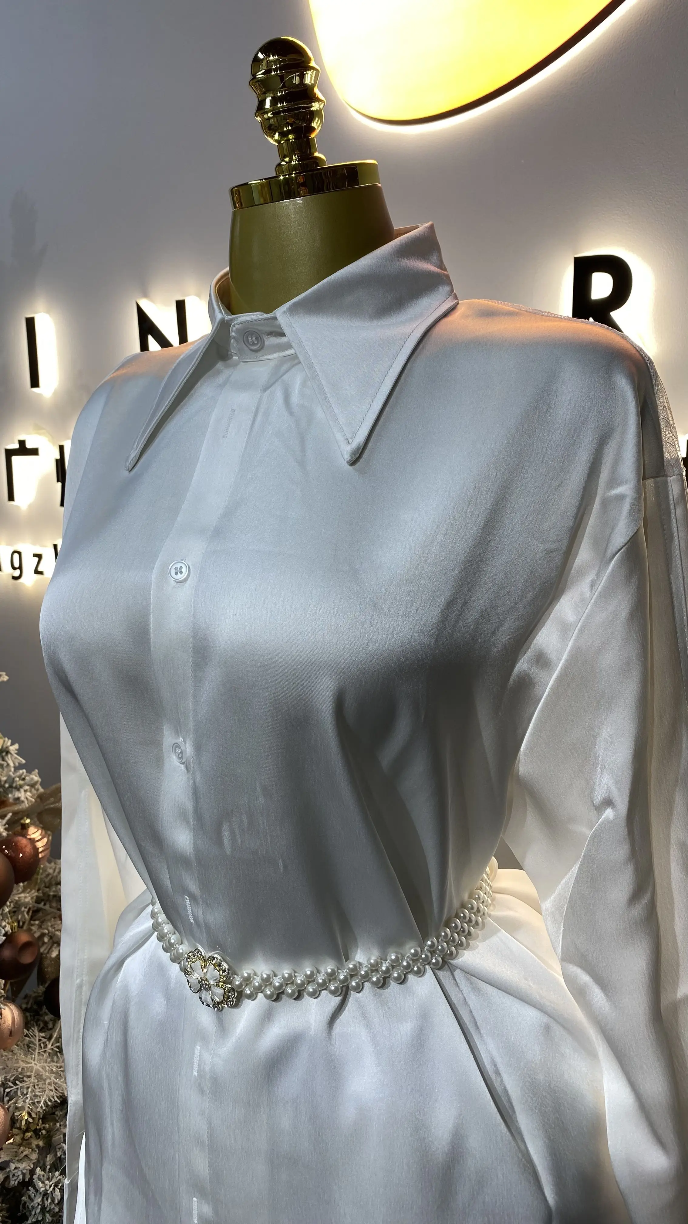 Wit casual overhemd met lange mouwen, kanten rand, onregelmatige revers en riem met effen geweven patroon; eenvoudige herfststijl.-GZXX455