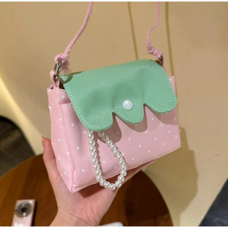 Erdbeerfarbene gepunktete Umhängetasche, leichte, vielseitige Umhängetasche für Pendlerinnen, niedliche Flip-Messenger-Tasche, Mädchen-Geldbörse – Detail 20