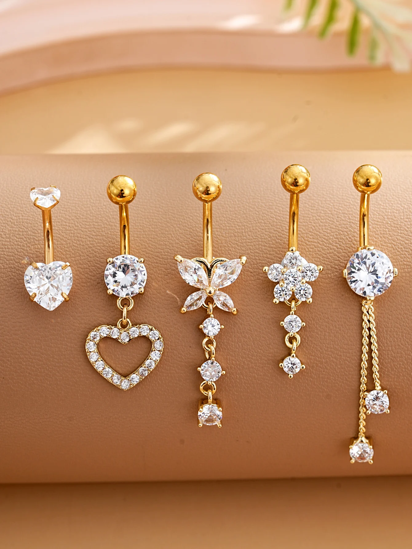 5-teiliges Set Goldfarbene Bauchnabelringe mit Herz- und Blumenanhängern, Edelstahl-Bauchpiercings mit Schleife, Gebogene Nombril-Ombligo-Ringe