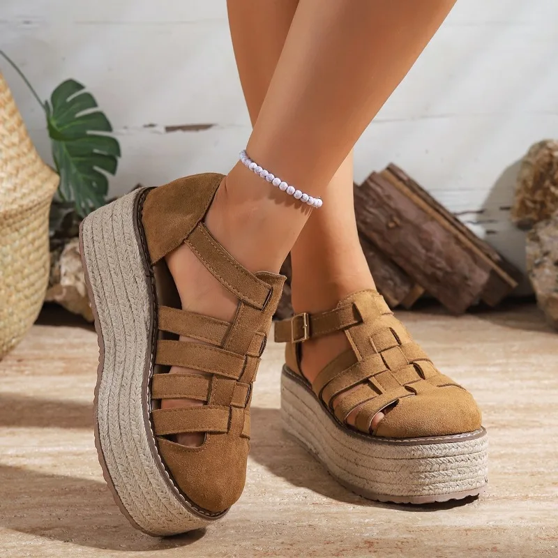 أحذية السيدات 2025 جديد مغلق اصبع القدم المرأة الصنادل موضة مشبك حزام الصيف عادية حجم كبير الرجعية روما منصة Sandalszapatos
