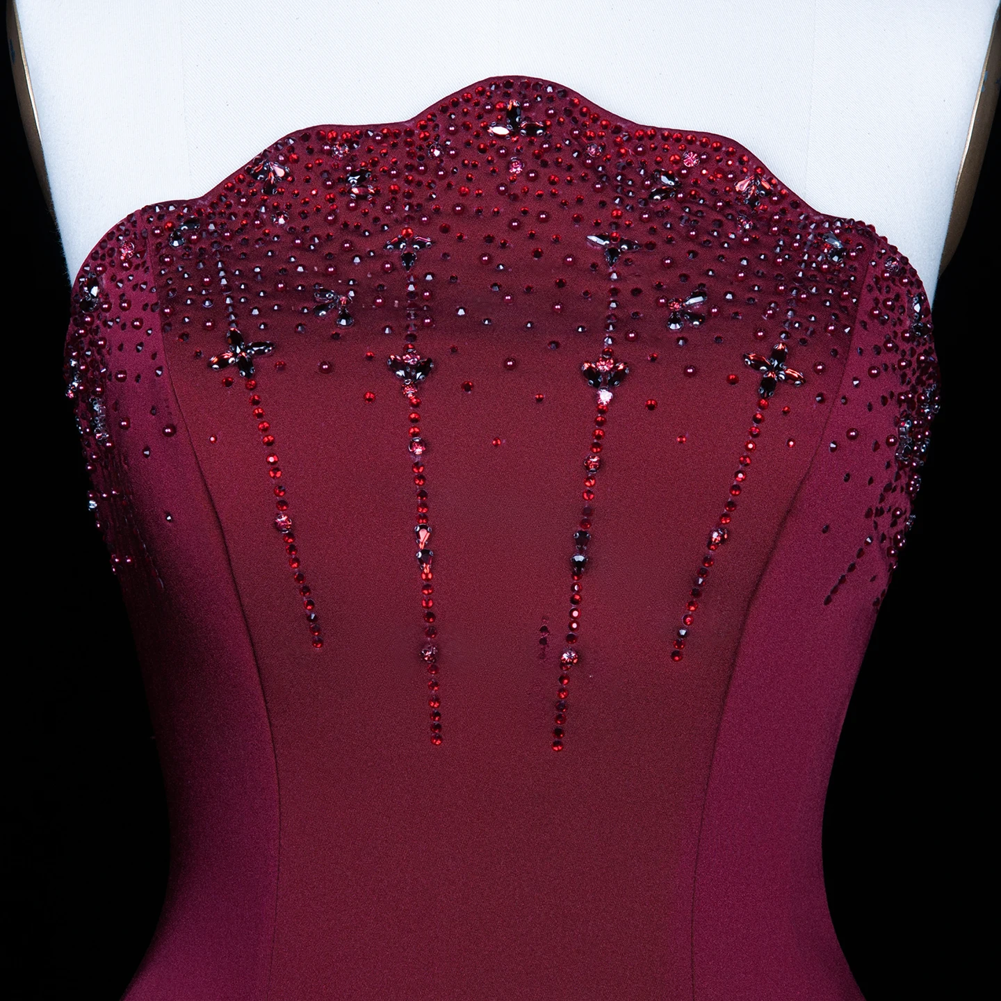 Sharon Said Dubai Weinrotes trägerloses Meerjungfrauen-Abendkleid mit Perlen und Quasten aus Satin mit Handschuhen, formelles Ballkleid für Damen SS608, maßgeschneidert – Detail 15
