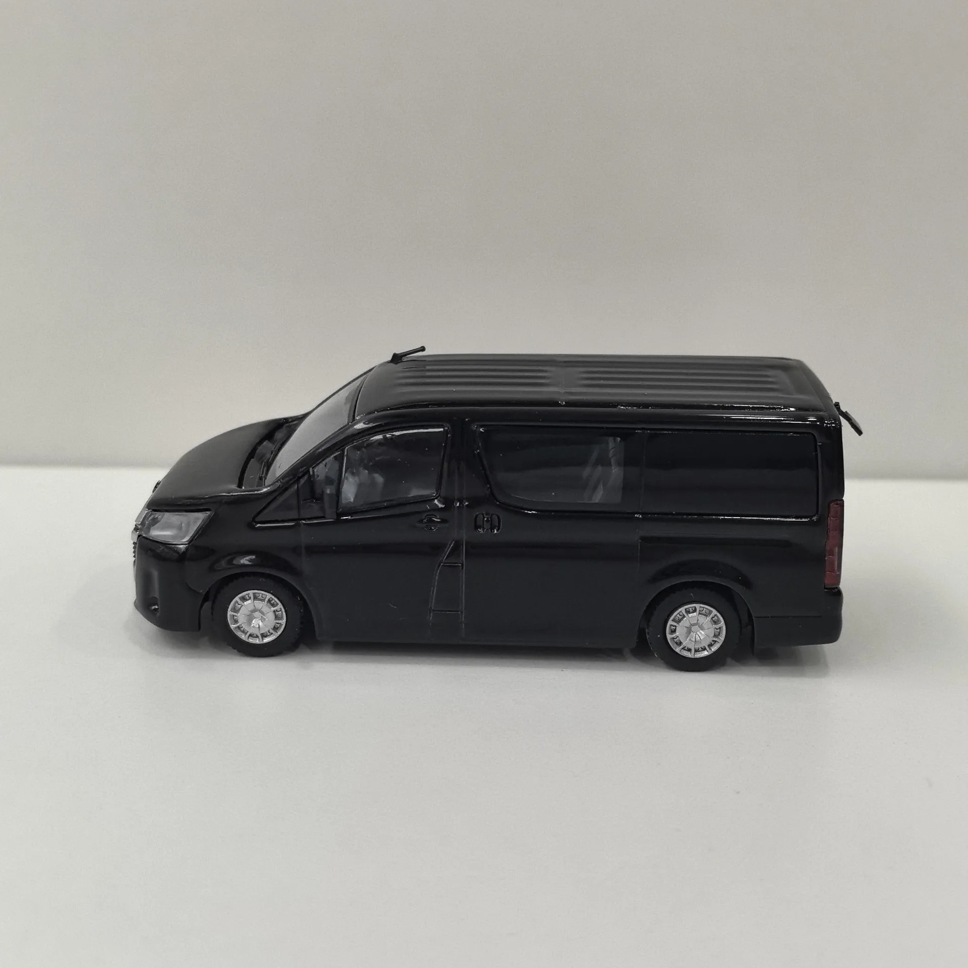 Diecast Model1 Scala 1:64 Sea Lion HIACE 300 MPV Toyota Business Van Modello di auto in lega Giocattolo da collezione Regalo Souvenir Display