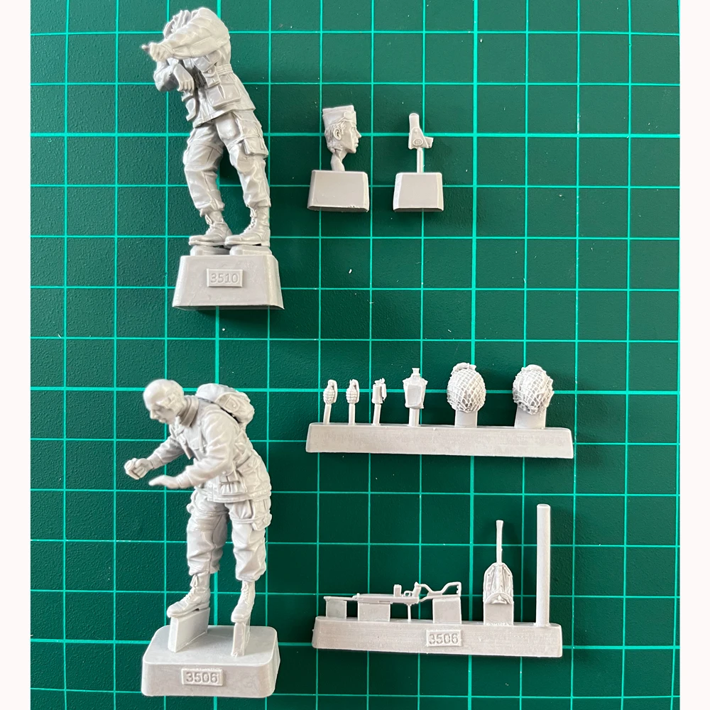 1/35 Resin Model Figure Kits GK , Two People，No Car，Military Theme，Unassembled And Unpainted，379C