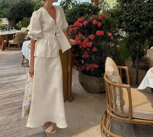 طقم نسائي مكون من قطعتين لصيف 2025 موضة جديدة بأكمام فقاعية ورقبة على شكل حرف v وحزام علوي تنورة عالية الخصر يتم شحنها خلال 48 ساعة