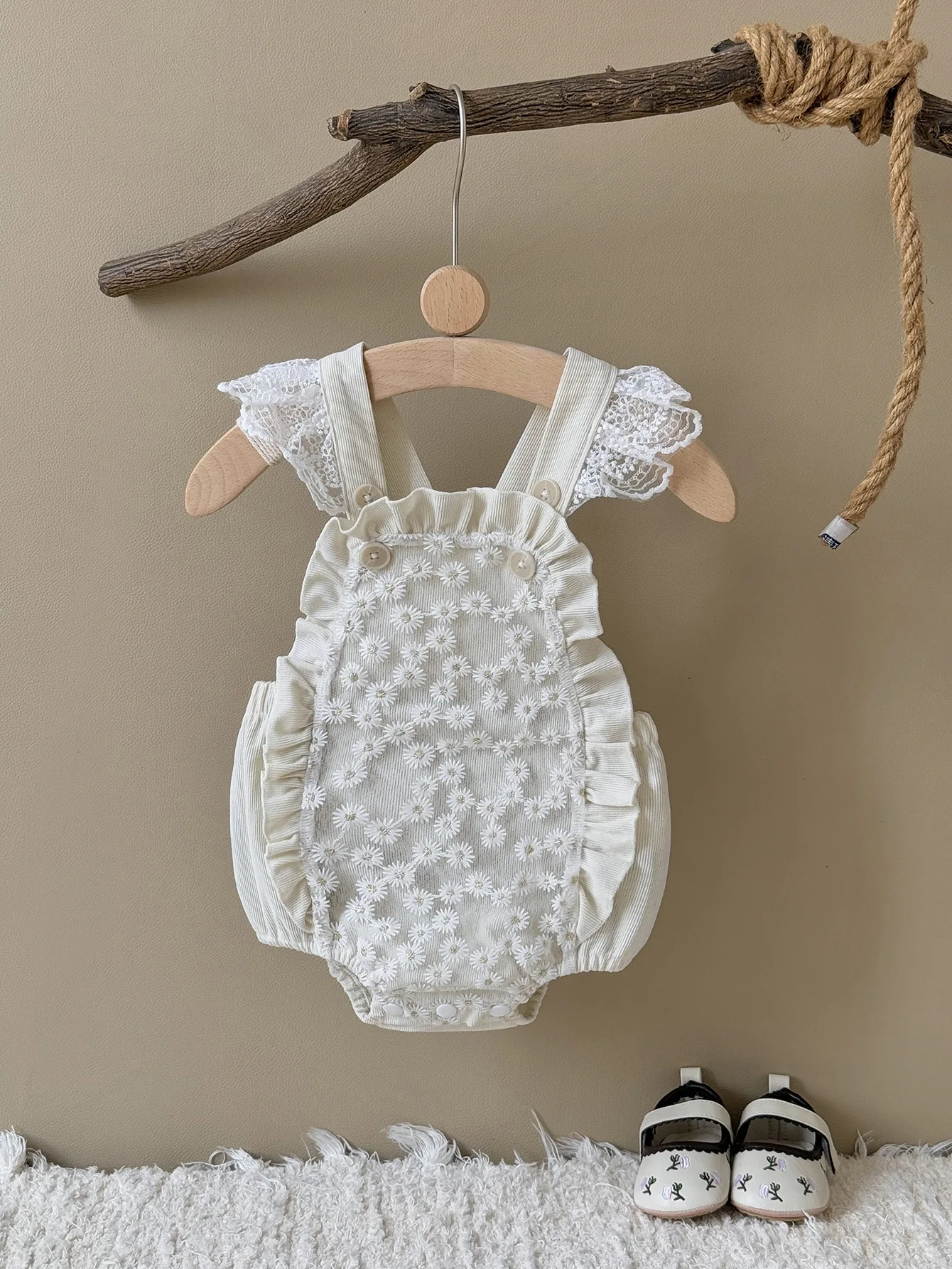 2026 Summer 0-2Y Baby Clothes White Toddler Bodysuit with Lace Decoration Ruffled Lace Short-sleeved One-piece