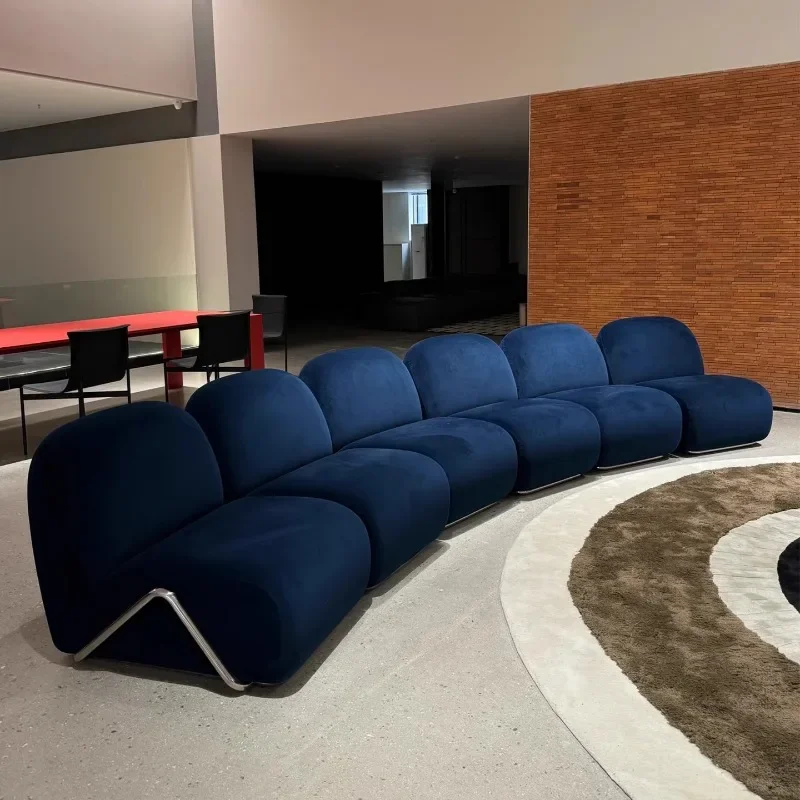 أريكة كلاسيكية سوداء بسيطة على طراز العصور الوسطى، مجموعة مجانية من الأثاث المنحني على الزاوية غير الرسمية