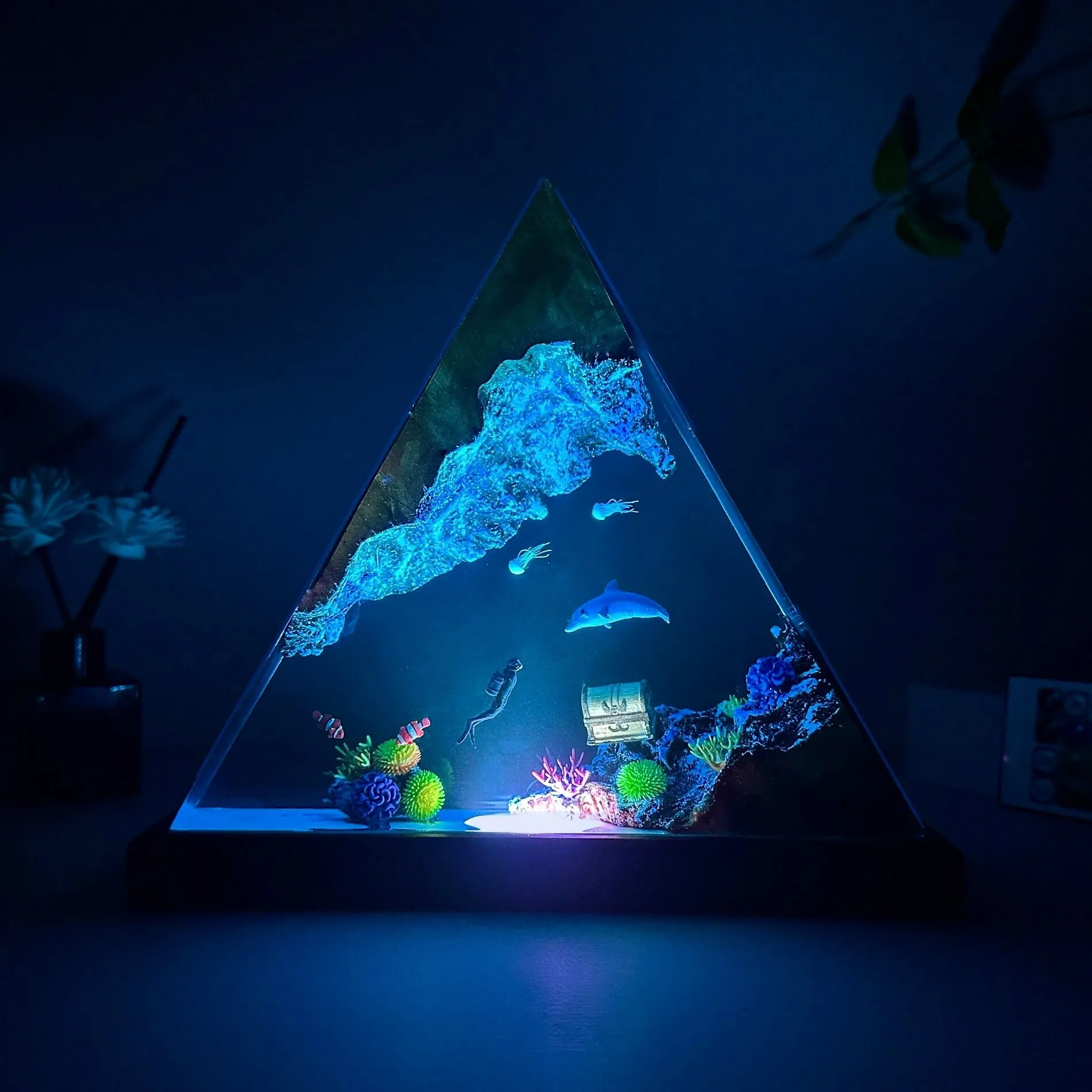 Lampa z żywicy organicznej Diver Treasure Hunt, kreatywna lampka nocna, dekoracja z motywem głębin morskich, lampka stołowa, ładowanie USB