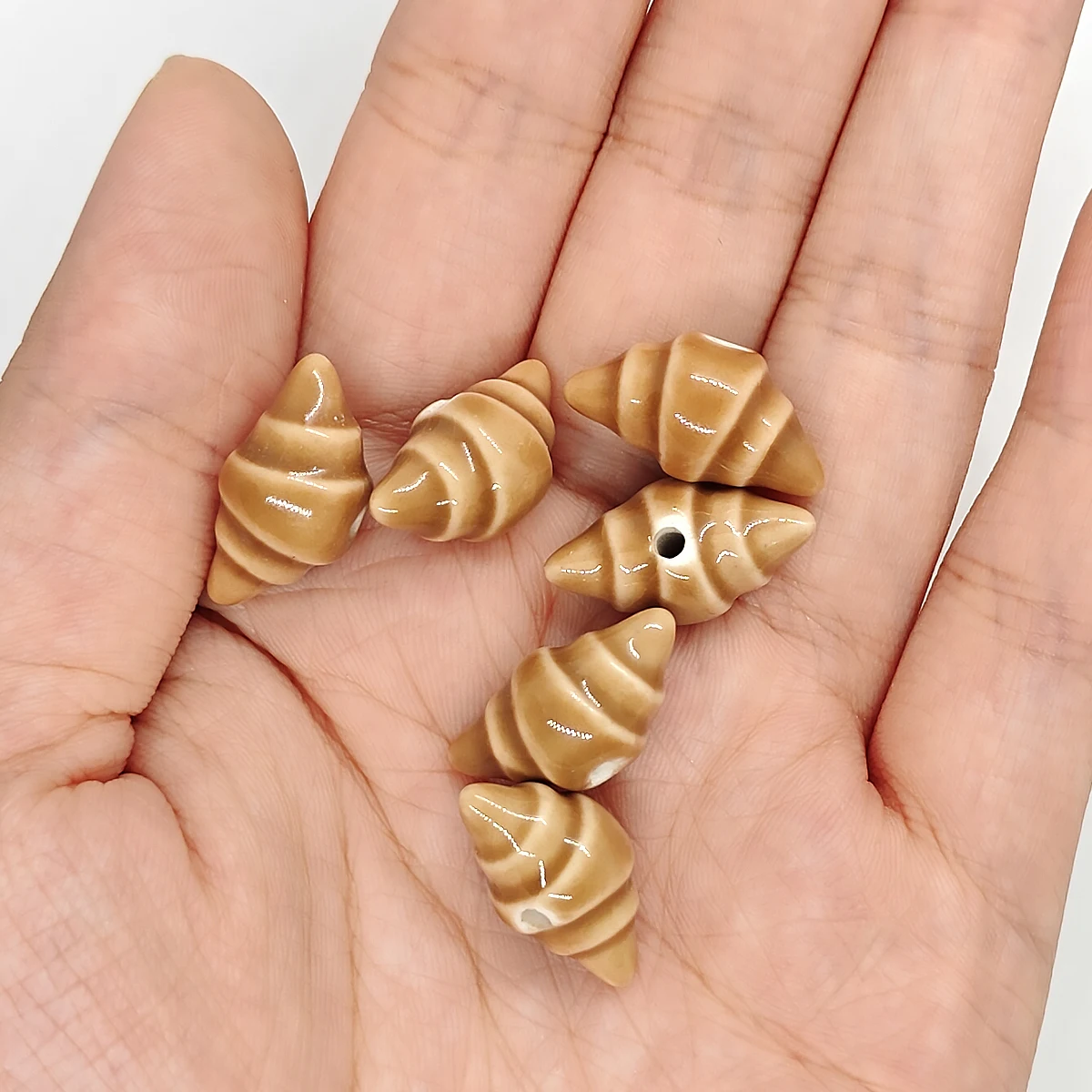 20MM 4/8 Stück Braune Croissant-Keramikperlen Französischer Bäckerei-Anhänger für Boho-Schmuck, Halsketten, Armbänder, Bastelzubehör, Geschenk – Detail 3