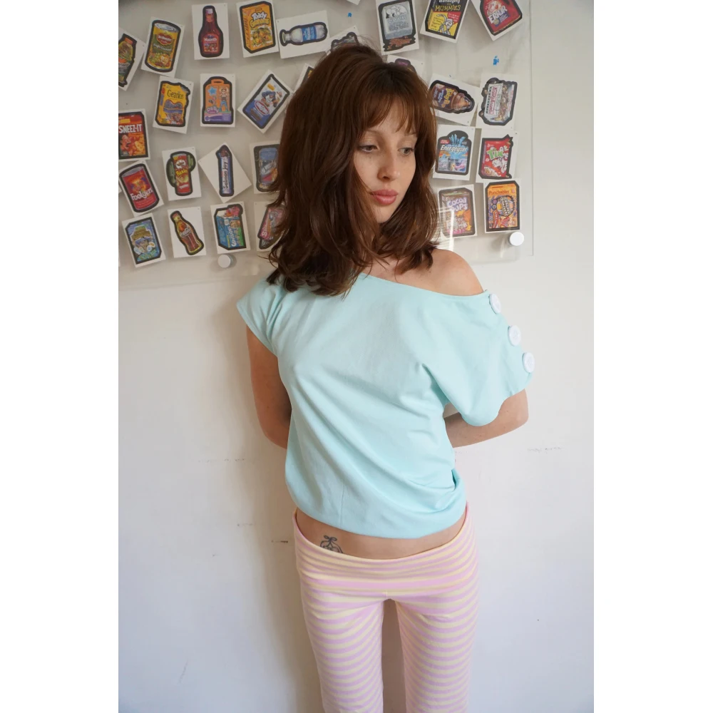 Top Corto Verde Menta para Mujer 2026, Asimétrico, con Hombros Descubiertos, Detalle de Botones, Manga Corta, Estilo Casual, Ajustado