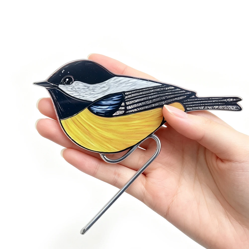 Hängedekoration in Form eines Flugvogels, ein Meisenmotiv, zum Aufhängen an Blumentöpfe, für den Rand von Blumentöpfen, für den Garten, den Hof oder das Balkon, als Pflanztopf-Dekoration oder Geschenk. – Detail 4