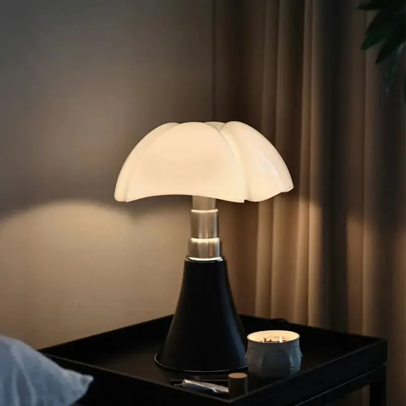 

Italian Designer Bat Table Lamp Medieval Petal LED Light for Living Room Bedroom Study Bedside Elegant Interior Decor Lighting