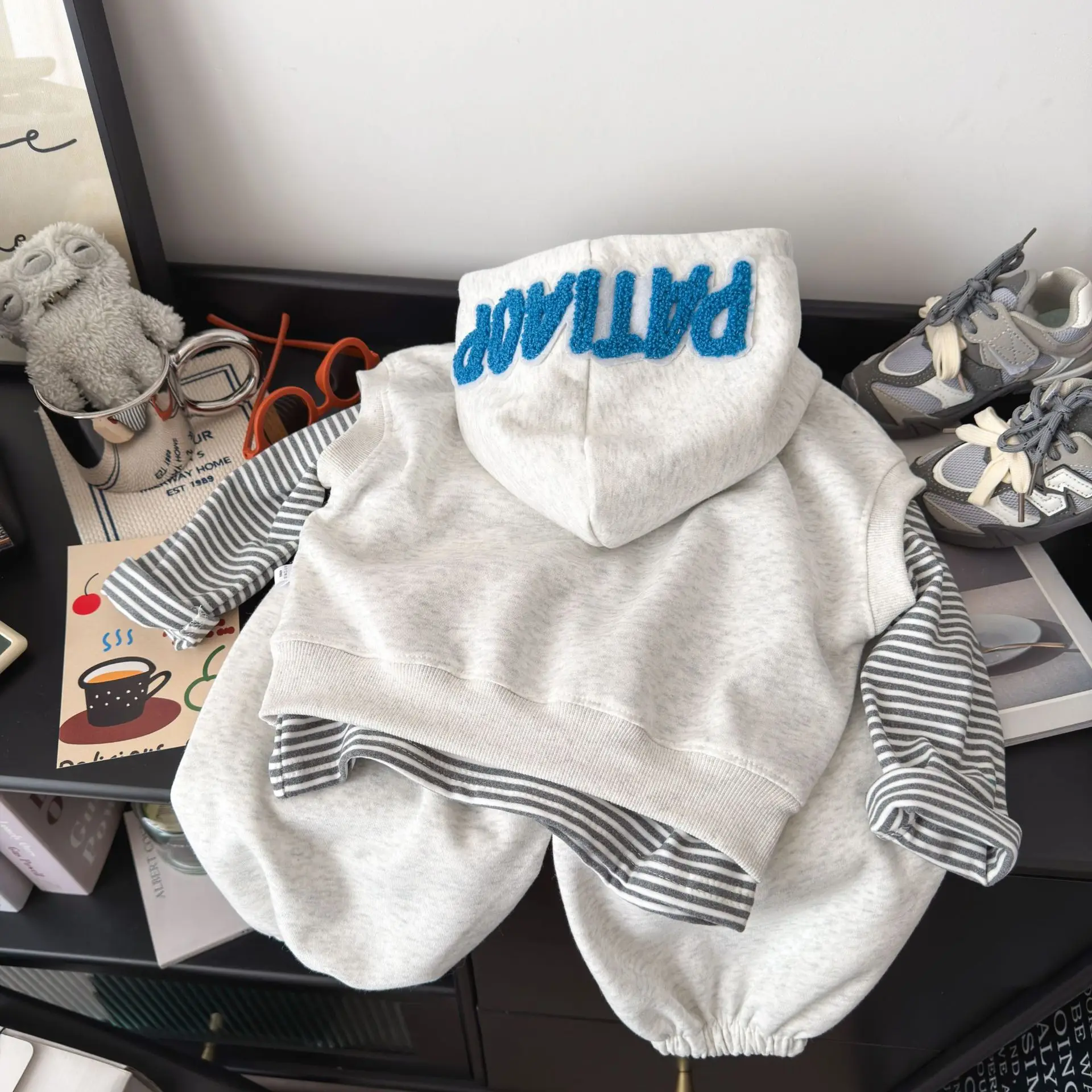 2026 Neue Herbst-Babykleidungssets für Jungen und Mädchen, niedliche Cartoon-Patch-Weste mit Kapuze + gestreiftes Langarm-Oberteil + Hose, 3-teiliges lässiges Kinder-Outfit – Detail 4
