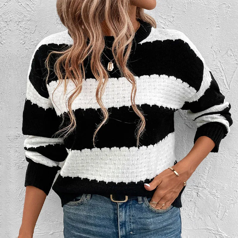 

Women's Long Sleeved Pullover Sweater Black And White Contrasting Color Autumn 2024 New Round Neck Versatile Women's Knitted Top