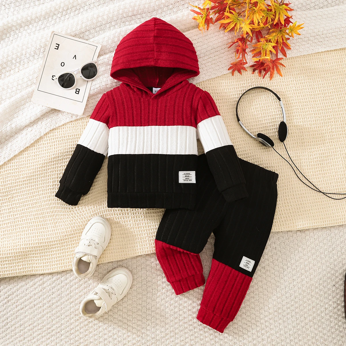 Zweiteiliges Set mit Strickmütze für Kinder, Hutdesign und gestrickter Patchwork-Textur für Säuglinge und Kleinkinder im Freien