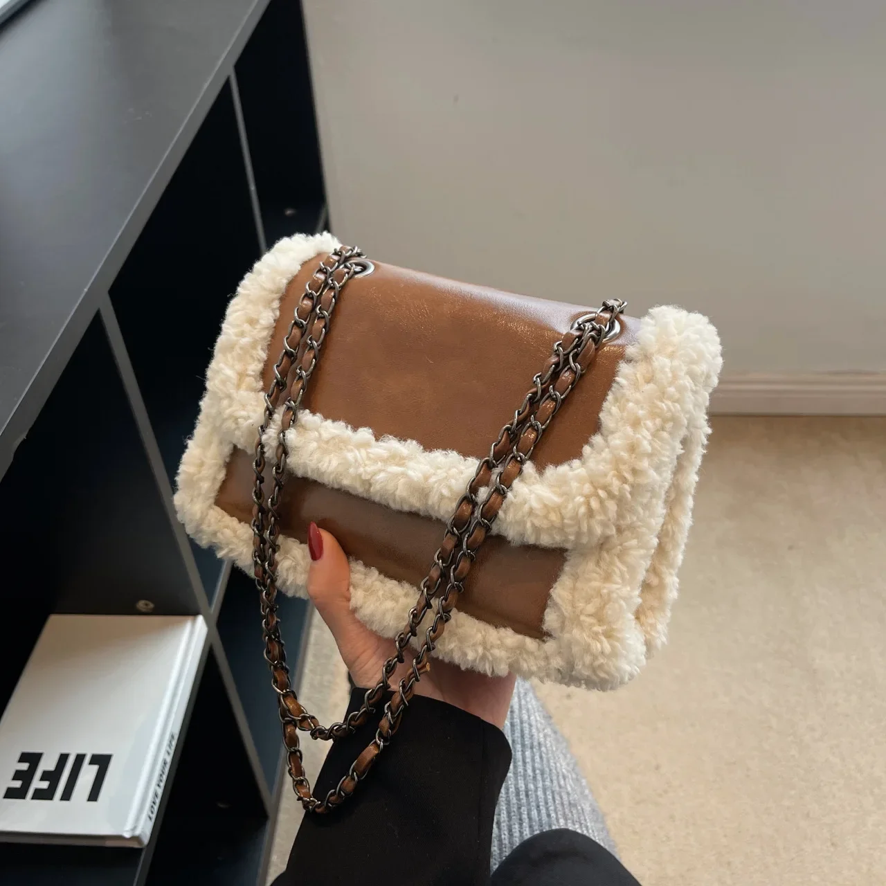 

2025 New Vintage Plush Small Bag Advanced Texture Fashion Small Fresh Single Shoulder Crossbody Bag for Women