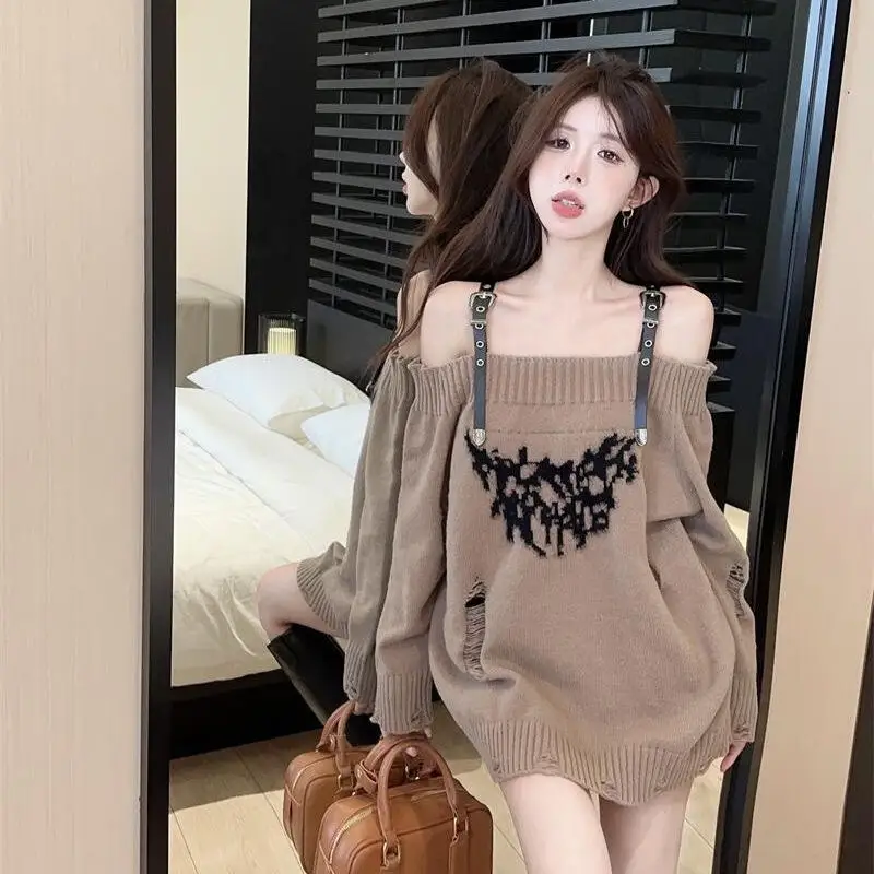 

2025 Новый осенне-зимний модный ленивый стильный свитер с рваными отверстиями на одной шее, свободный вязаный свитер средней длины с открытыми плечами для девочек