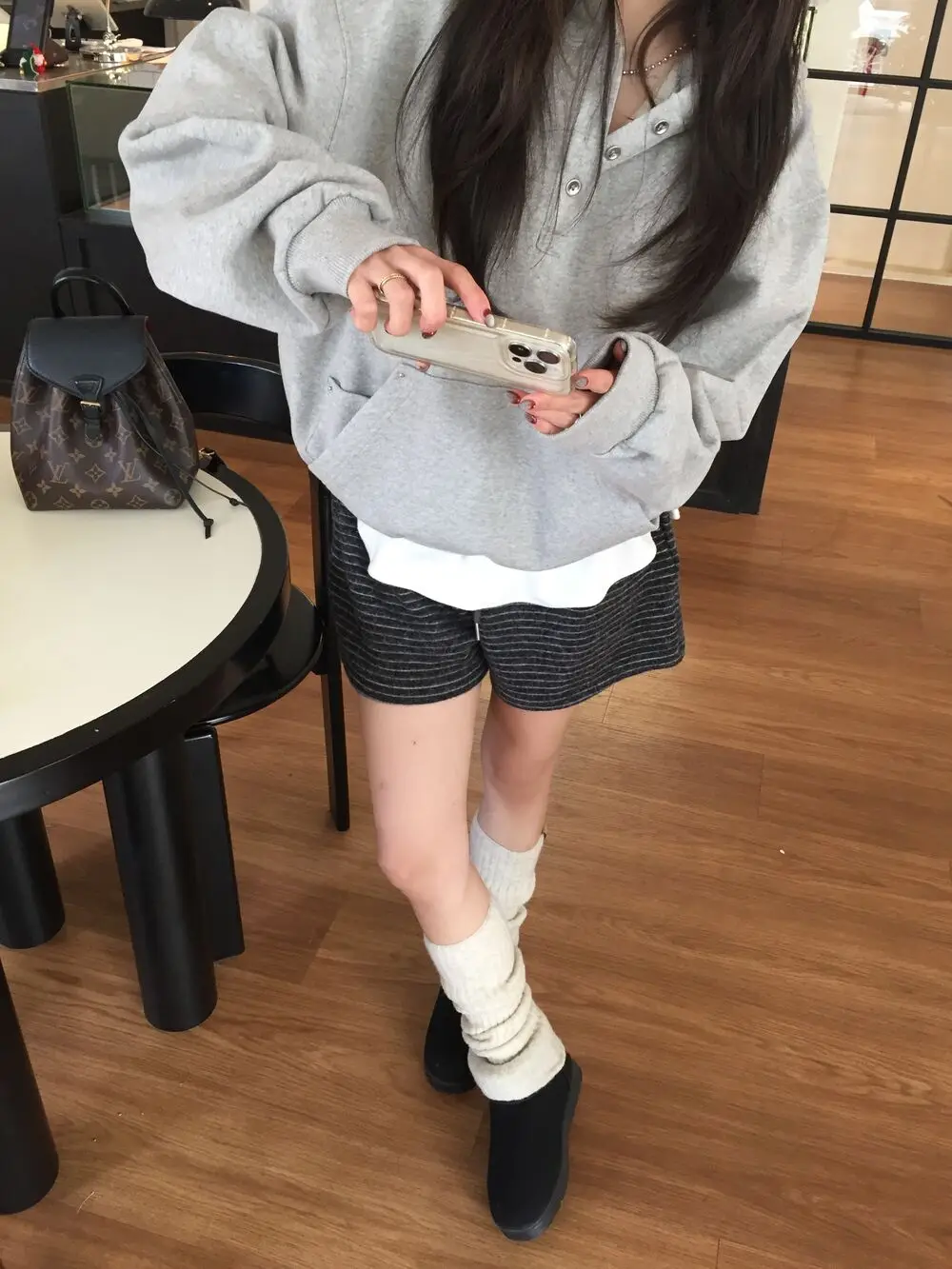 シックな早春のルーズフィット裏地付きパーカー レディースファッショナブルなボタンアップデザイン多用途レイヤリングトップ