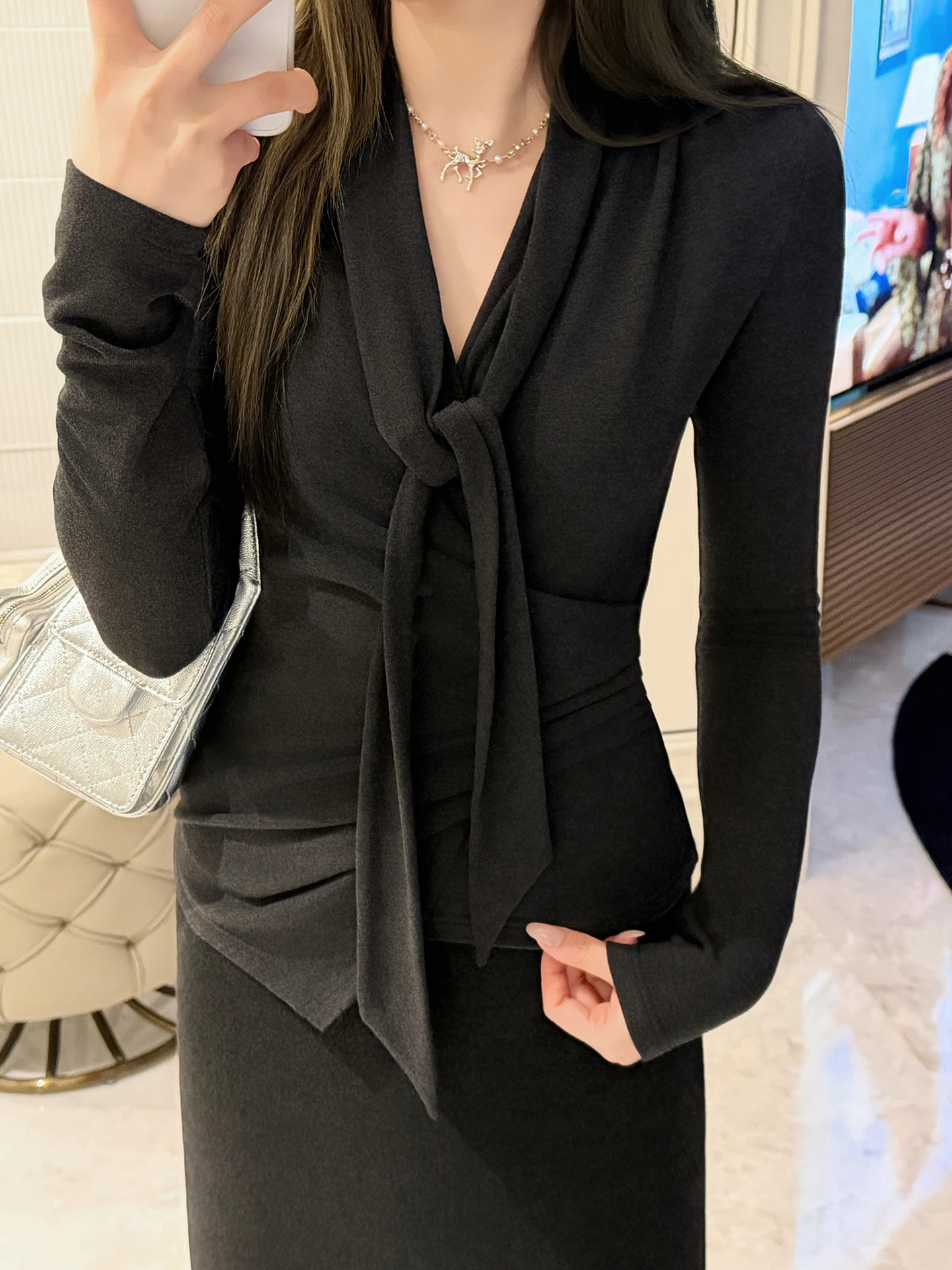 

Elegant V-neck Long Sleeve T-shirt Women's Slim Fit Knot Design Waist-cinched French Style Knitted Wool Cotton Blend Top