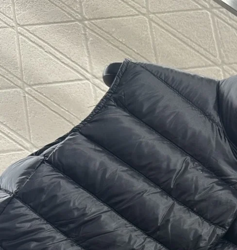 เสื้อกั๊กขนเป็ดสีขาวสำหรับผู้หญิง แฟชั่นฤดูใบไม้ร่วงและฤดูหนาวใหม่ ผลิตจากวัสดุไนลอนกันลมและกันน้ำ คอตั้ง