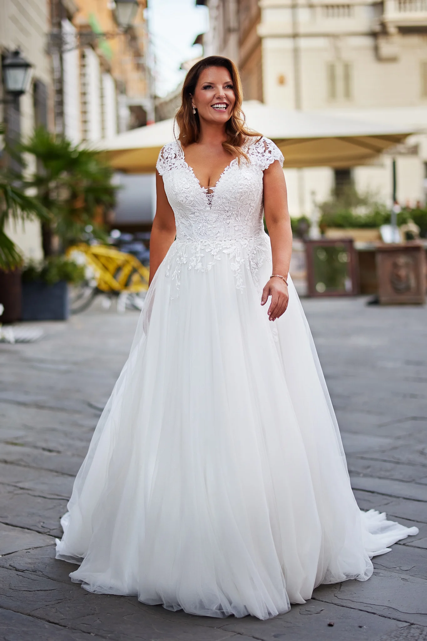 

CustomizedWhite Short Sleeves Tulle V-Ncek A-Line Bridal Gowns Formal and Classic Sweep Train Appliques Lace Crystal Wedding Dre