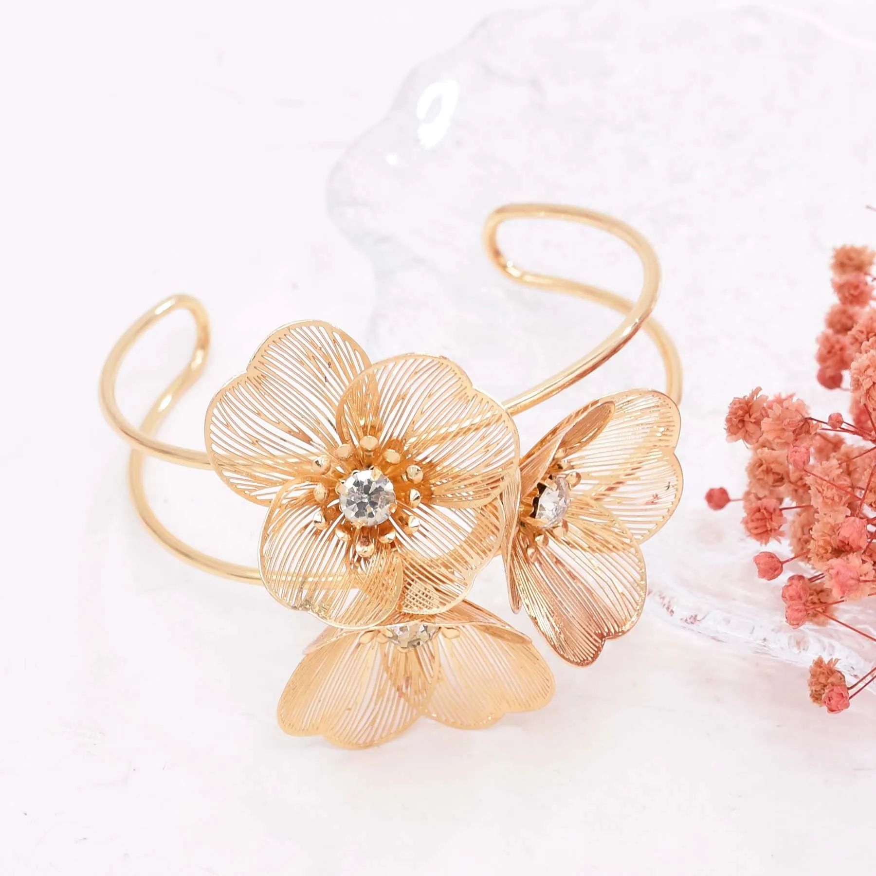 สร้อยข้อมือรูปใบไม้แบบกลวงสามชิ้นสีทองสไตล์โบฮีเมียนสำหรับผู้หญิง