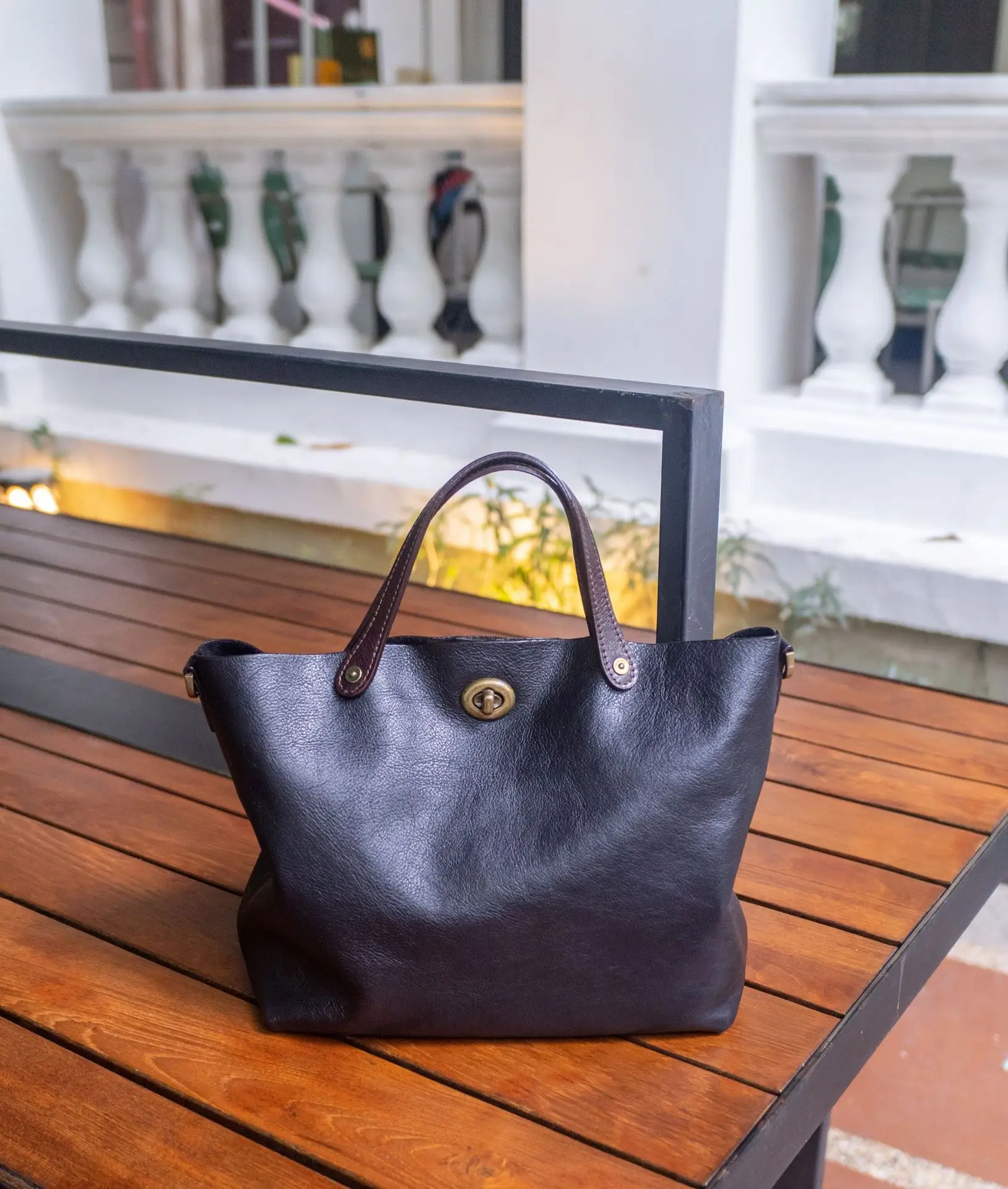 

New Full-Grain Veg-Tanned Leather Bag. Spacious, vintage-inspired design with versatile handheld, shoulder & crossbody carry.