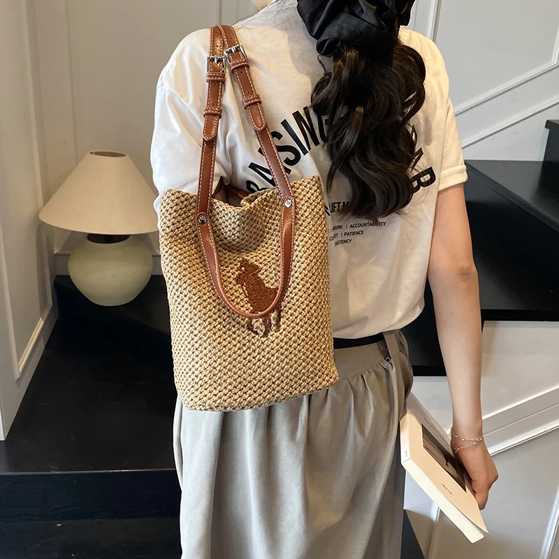 

Luxury Brand Messenger Bag with Leather Material, Women's Crossbody-Bag for Classic Style, Elegant Handbag Design