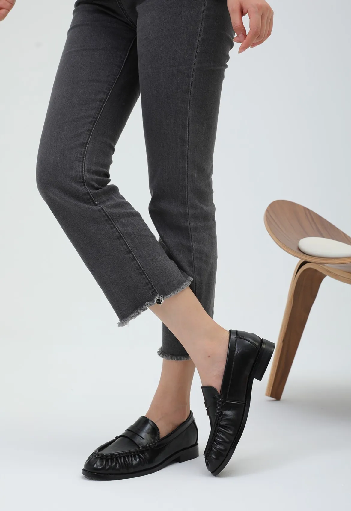 Damen-Leder-Slipper Modell 2026, Wildleder-Oberfläche Einzelschuhe mit Niedrigem Absatz, Handgefertigte Retro Plissierte Runde Zehenpartie Damenschuhe – Detail 10
