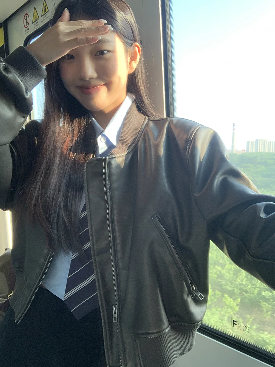 جاكيت جلدي قصير أحمر للنساء بتصميم عصري لخريف 2025، معطف بلون القهوة بطراز الدراجات النارية